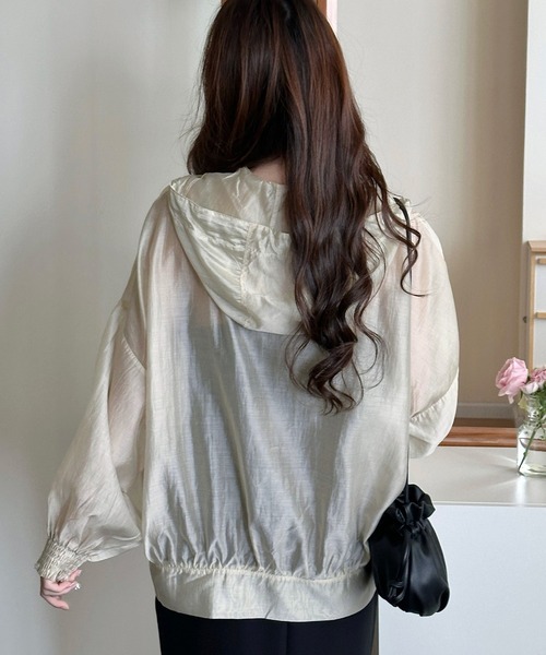 DAY CLOSET（デイ クローゼット）の「【フード付き】艶めく光沢シアー。長袖 パフスリーブ シャーリング フロントジップ パーカー レディース（パーカー・レディース・ホワイト/ブラック/ライトベージュ/グレー・FREE）」の12枚目の写真