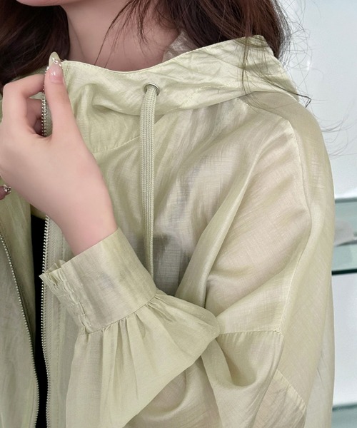 DAY CLOSET（デイ クローゼット）の「【フード付き】艶めく光沢シアー。長袖 パフスリーブ シャーリング フロントジップ パーカー レディース（パーカー・レディース・ホワイト/ブラック/ライトベージュ/グレー・FREE）」の14枚目の写真