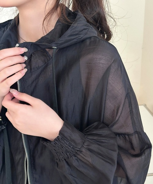 DAY CLOSET（デイ クローゼット）の「【フード付き】艶めく光沢シアー。長袖 パフスリーブ シャーリング フロントジップ パーカー レディース（パーカー・レディース・ホワイト/ブラック/ライトベージュ/グレー・FREE）」の15枚目の写真