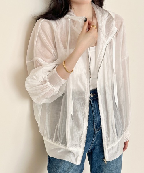 DAY CLOSET（デイ クローゼット）の「【フード付き】艶めく光沢シアー。長袖 パフスリーブ シャーリング フロントジップ パーカー レディース（パーカー・レディース・ホワイト/ブラック/ライトベージュ/グレー・FREE）」の16枚目の写真