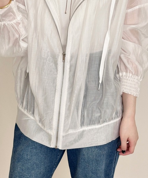 DAY CLOSET（デイ クローゼット）の「【フード付き】艶めく光沢シアー。長袖 パフスリーブ シャーリング フロントジップ パーカー レディース（パーカー・レディース・ホワイト/ブラック/ライトベージュ/グレー・FREE）」の18枚目の写真