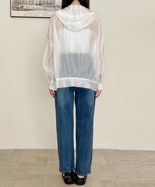 DAY CLOSET（デイ クローゼット）の「【フード付き】艶めく光沢シアー。長袖 パフスリーブ シャーリング フロントジップ パーカー レディース（パーカー・レディース・ホワイト/ブラック/ライトベージュ/グレー・FREE）」の21枚目の写真