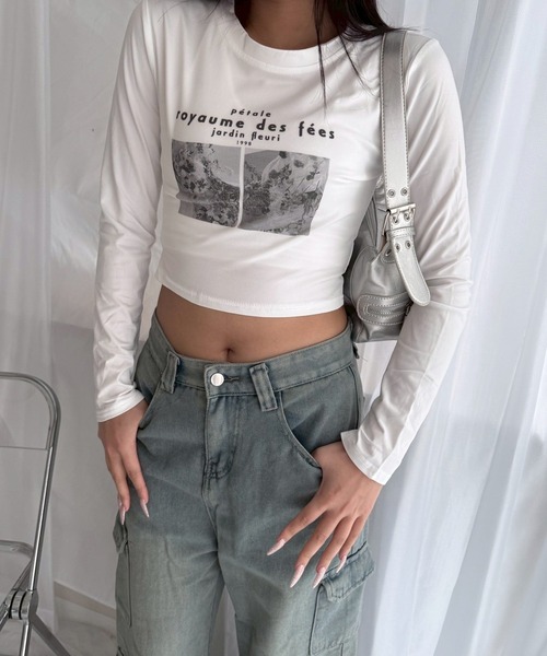 etta(エタ)の「モノクロフラワーショート丈ロンT/長袖Tシャツ(Tシャツ/カットソー・レディース・ホワイト・MEDIUM)」の1枚目の写真