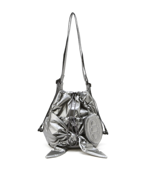 athe（アテ）の「[RUBAN] グロッシーグレーリボンバックパック兼ショルダーバッグ MINI AABA6E940G2（ショルダーバッグ・レディース・シルバーグレー・FREE）」の2枚目の写真