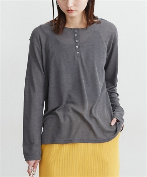 nissen(ニッセン)の「洗えるシアーリブカットソーヘンリーネックトップス(Tシャツ/カットソー・レディース・ブラック/グレー/オフホワイト・M/L/LL/3L)」の1枚目の写真