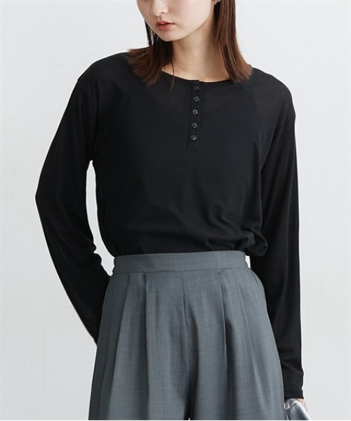 nissen(ニッセン)の「洗えるシアーリブカットソーヘンリーネックトップス(Tシャツ/カットソー・レディース・ブラック/グレー/オフホワイト・M/L/LL/3L)」の3枚目の写真