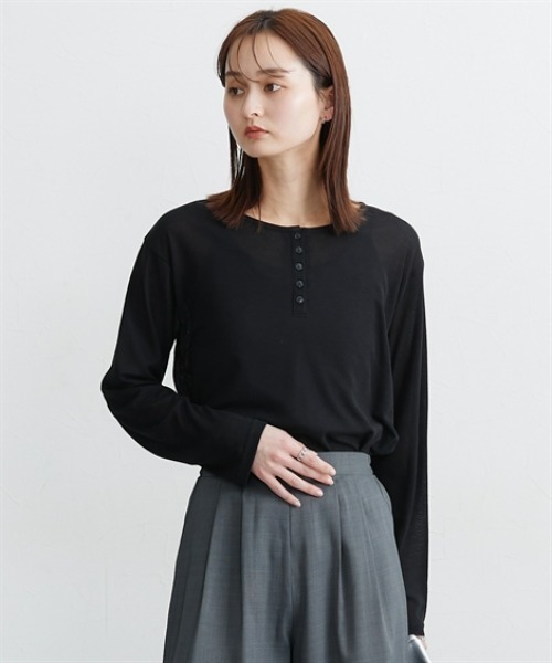 nissen(ニッセン)の「洗えるシアーリブカットソーヘンリーネックトップス(Tシャツ/カットソー・レディース・ブラック/グレー/オフホワイト・M/L/LL/3L)」の19枚目の写真