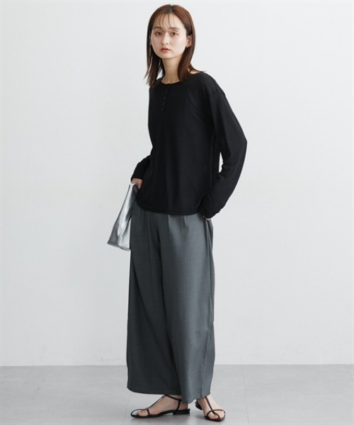 nissen(ニッセン)の「洗えるシアーリブカットソーヘンリーネックトップス(Tシャツ/カットソー・レディース・ブラック/グレー/オフホワイト・M/L/LL/3L)」の15枚目の写真