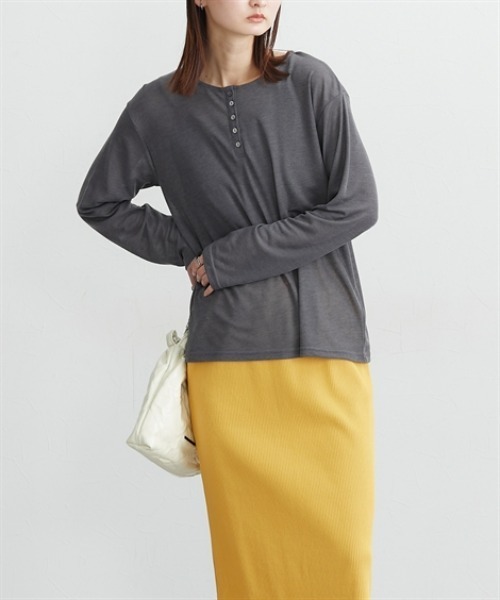 nissen(ニッセン)の「洗えるシアーリブカットソーヘンリーネックトップス(Tシャツ/カットソー・レディース・ブラック/グレー/オフホワイト・M/L/LL/3L)」の13枚目の写真
