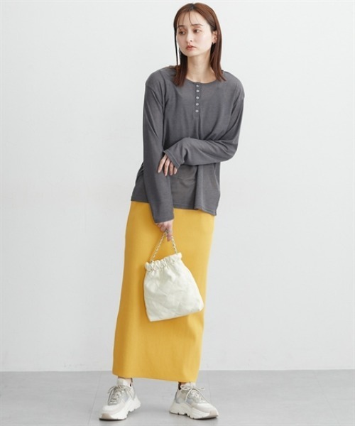 nissen(ニッセン)の「洗えるシアーリブカットソーヘンリーネックトップス(Tシャツ/カットソー・レディース・ブラック/グレー/オフホワイト・M/L/LL/3L)」の12枚目の写真