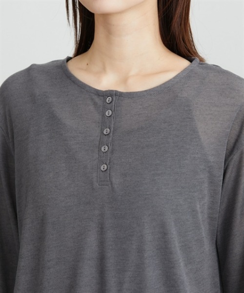 nissen(ニッセン)の「洗えるシアーリブカットソーヘンリーネックトップス(Tシャツ/カットソー・レディース・ブラック/グレー/オフホワイト・M/L/LL/3L)」の7枚目の写真