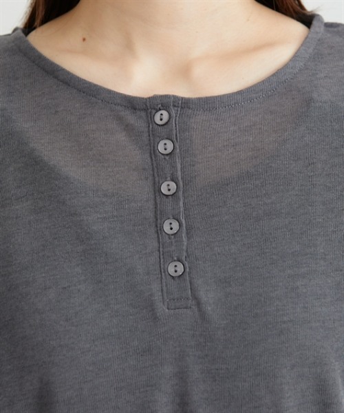 nissen(ニッセン)の「洗えるシアーリブカットソーヘンリーネックトップス(Tシャツ/カットソー・レディース・ブラック/グレー/オフホワイト・M/L/LL/3L)」の6枚目の写真