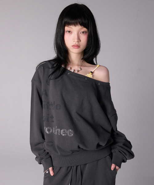 YOUHEE(ユヒ)の「YOUHEETIC HOTFIX OFF-SHOULDER SWEATSHIRTS CHARCOAL(スウェット・レディース・その他・FREE)」の1枚目の写真