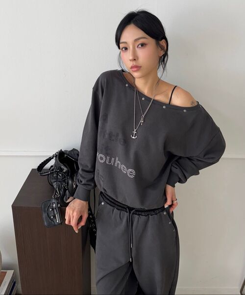YOUHEE(ユヒ)の「YOUHEETIC HOTFIX OFF-SHOULDER SWEATSHIRTS CHARCOAL(スウェット・レディース・その他・FREE)」の5枚目の写真