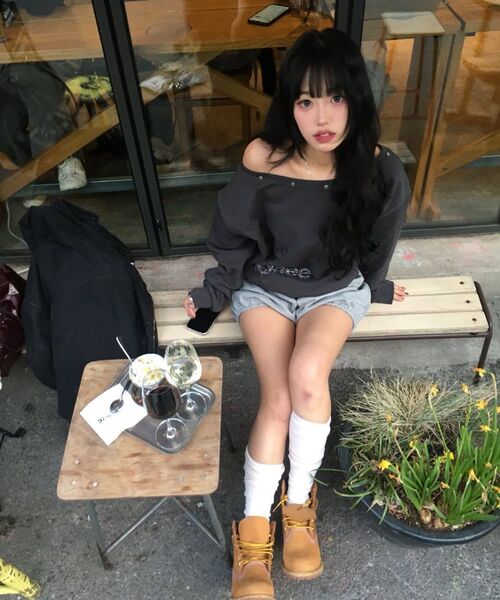 YOUHEE(ユヒ)の「YOUHEETIC HOTFIX OFF-SHOULDER SWEATSHIRTS CHARCOAL(スウェット・レディース・その他・FREE)」の4枚目の写真