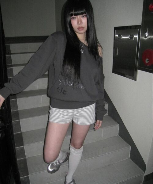 YOUHEE(ユヒ)の「YOUHEETIC HOTFIX OFF-SHOULDER SWEATSHIRTS CHARCOAL(スウェット・レディース・その他・FREE)」の3枚目の写真