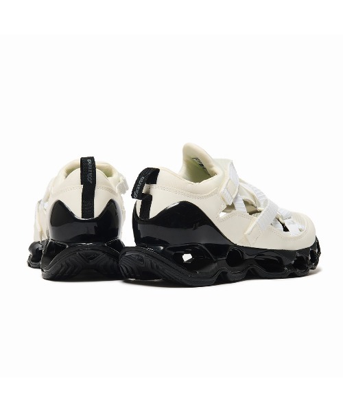 MIZUNO(ミズノ )の「MIZUNO WAVE PROPHECY STRAP(ミズノ ウェーブ プロフェシー ストラップ)(スニーカー・メンズ・ホワイト系/グレー系・23cm/23.5cm/24cm/24.5cm/25cm/25.5cm/26cm/26.5cm/27cm/27.5cm/28cm/28.5cm/29cm/29.5cm/30cm)」の3枚目の写真