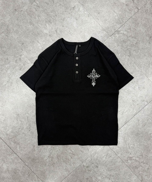 ATMARK(アットマーク)の「《2サイズ展開 / UNISEX 》胸ラインストーン テレコリブ ヘンリーネック半袖Tシャツ(Tシャツ/カットソー・メンズ・ブラック系1/ブラック系2・L/M)」の1枚目の写真