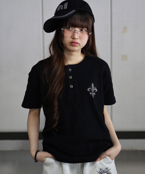 ATMARK(アットマーク)の「《2サイズ展開 / UNISEX 》胸ラインストーン テレコリブ ヘンリーネック半袖Tシャツ(Tシャツ/カットソー・メンズ・ブラック系1/ブラック系2・L/M)」の5枚目の写真