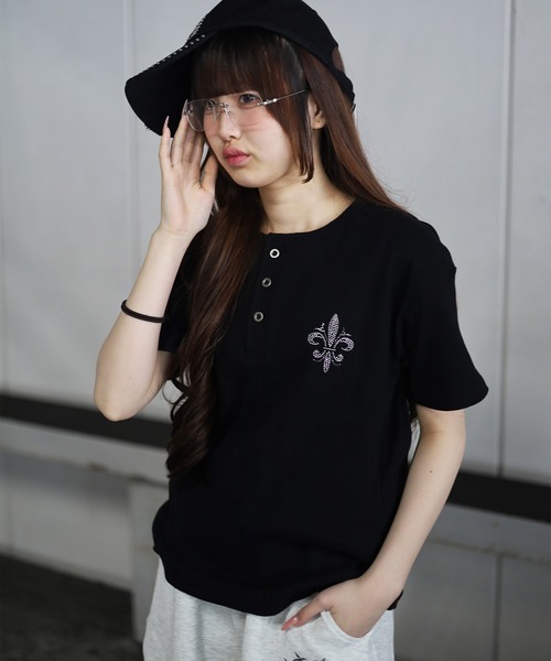 ATMARK(アットマーク)の「《2サイズ展開 / UNISEX 》胸ラインストーン テレコリブ ヘンリーネック半袖Tシャツ(Tシャツ/カットソー・メンズ・ブラック系1/ブラック系2・L/M)」の6枚目の写真