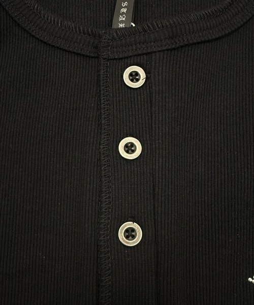 ATMARK(アットマーク)の「《2サイズ展開 / UNISEX 》胸ラインストーン テレコリブ ヘンリーネック半袖Tシャツ(Tシャツ/カットソー・メンズ・ブラック系1/ブラック系2・L/M)」の3枚目の写真