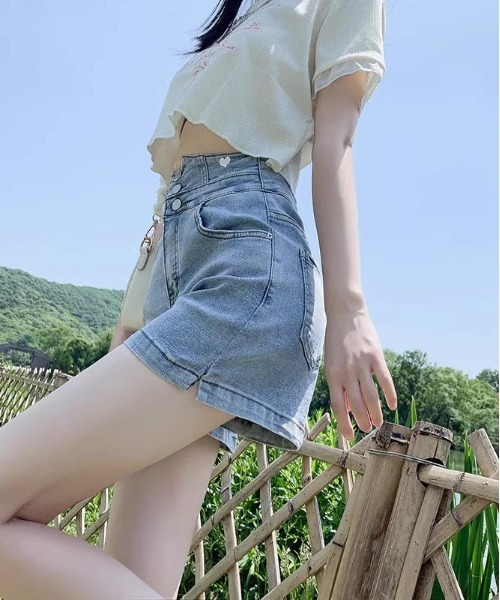 &soiree(アンドソワレ)の「バックレースアップハイウエストデニムショートパンツ(デニムパンツ・レディース・ホワイト/ブラック/ブルー・SMALL/MEDIUM/LARGE/X-LARGE)」の3枚目の写真