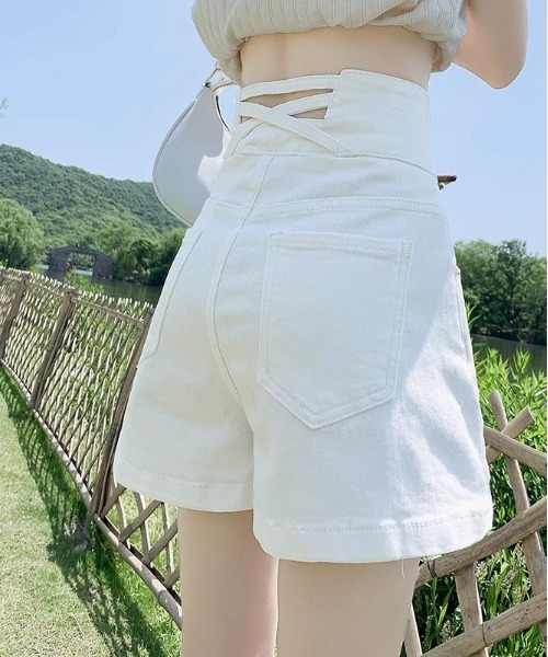 &soiree(アンドソワレ)の「バックレースアップハイウエストデニムショートパンツ(デニムパンツ・レディース・ホワイト/ブラック/ブルー・SMALL/MEDIUM/LARGE/X-LARGE)」の4枚目の写真