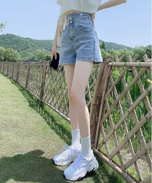 &soiree(アンドソワレ)の「バックレースアップハイウエストデニムショートパンツ(デニムパンツ・レディース・ホワイト/ブラック/ブルー・SMALL/MEDIUM/LARGE/X-LARGE)」の5枚目の写真