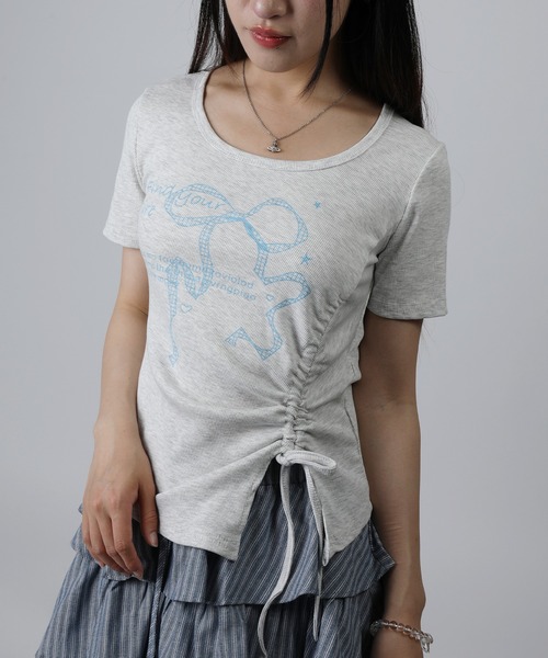 HOOK(フック)の「HOOK for girls リボングラフィック × サイドギャザー コンパクトストリートT (SS)(Tシャツ/カットソー・レディース・グレー/ブラック/ホワイト/ブルー・FREE)」の3枚目の写真