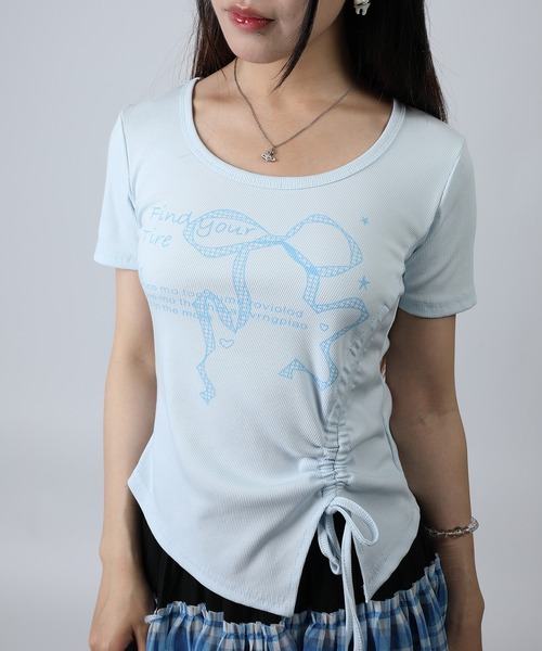 HOOK(フック)の「HOOK for girls リボングラフィック × サイドギャザー コンパクトストリートT (SS)(Tシャツ/カットソー・レディース・グレー/ブラック/ホワイト/ブルー・FREE)」の4枚目の写真