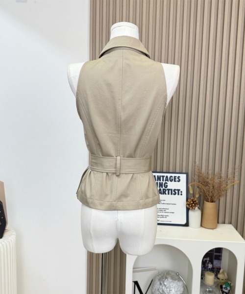 almo（アルモ）の「【LAMPOON】ノースリーブトレンチ（トレンチコート・レディース・ベージュ・SMALL/LARGE/MEDIUM）」の2枚目の写真