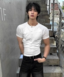 COSYHARU（コシハル）の「ヘンリーUネッククロップマッスルフィットラグランニットT（Tシャツ/カットソー）」