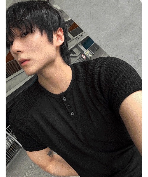 COSYHARU（コシハル）の「ヘンリーUネッククロップマッスルフィットラグランニットT（Tシャツ/カットソー・メンズ・ブラック/ホワイト・LARGE/MEDIUM）」の5枚目の写真