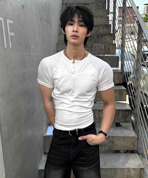 COSYHARU（コシハル）の「ヘンリーUネッククロップマッスルフィットラグランニットT（Tシャツ/カットソー・メンズ・ブラック/ホワイト・LARGE/MEDIUM）」の12枚目の写真