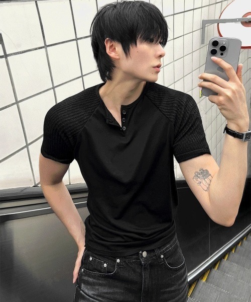 COSYHARU（コシハル）の「ヘンリーUネッククロップマッスルフィットラグランニットT（Tシャツ/カットソー・メンズ・ブラック/ホワイト・LARGE/MEDIUM）」の7枚目の写真