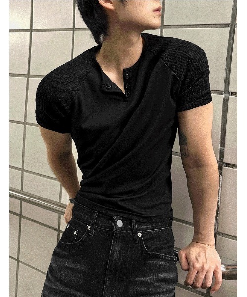 COSYHARU（コシハル）の「ヘンリーUネッククロップマッスルフィットラグランニットT（Tシャツ/カットソー・メンズ・ブラック/ホワイト・LARGE/MEDIUM）」の6枚目の写真