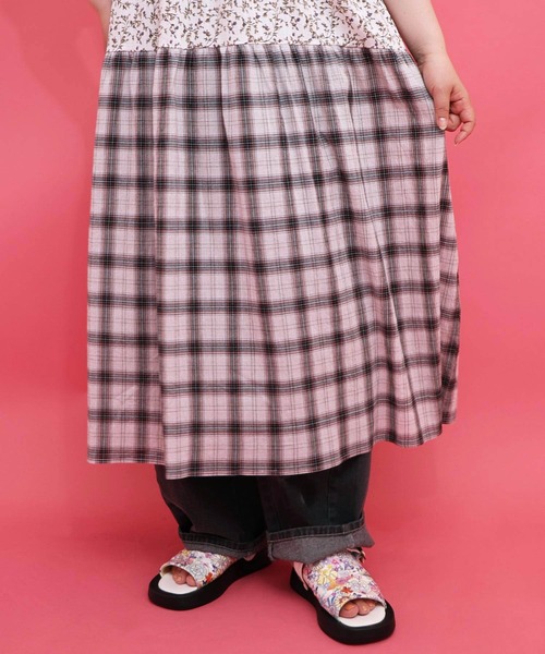 ScoLar(スカラー)の「162695:ポップロゴ×チェック×花柄 異素材切替ワンピース(ワンピース・レディース・オフホワイト/ブラック・M)」の7枚目の写真