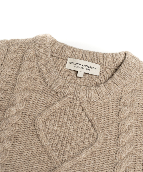 EDINBURGH CLUB(エディンバラクラブ)の「ARAN CREW-NECK SWEATER (BEIGE)(ニット/セーター・メンズ・Beige・SMALL/MEDIUM/LARGE/X-LARGE)」の8枚目の写真