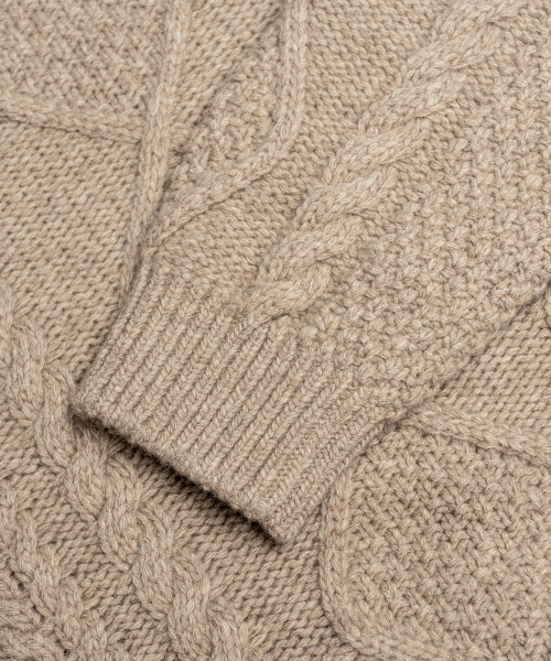 EDINBURGH CLUB(エディンバラクラブ)の「ARAN CREW-NECK SWEATER (BEIGE)(ニット/セーター・メンズ・Beige・SMALL/MEDIUM/LARGE/X-LARGE)」の2枚目の写真