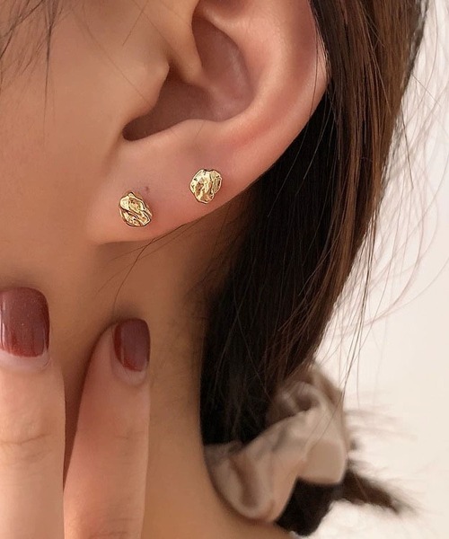 LA VORAGINE(ラ ヴォラジネ)の「岩模様ミニピアス アレルギー対応(ピアス(両耳用)・レディース・Silver/GOLD・FREE)」の1枚目の写真