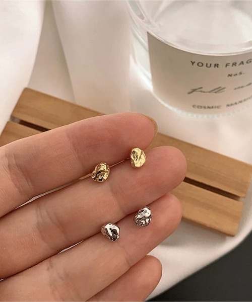 LA VORAGINE(ラ ヴォラジネ)の「岩模様ミニピアス アレルギー対応(ピアス(両耳用)・レディース・Silver/GOLD・FREE)」の5枚目の写真