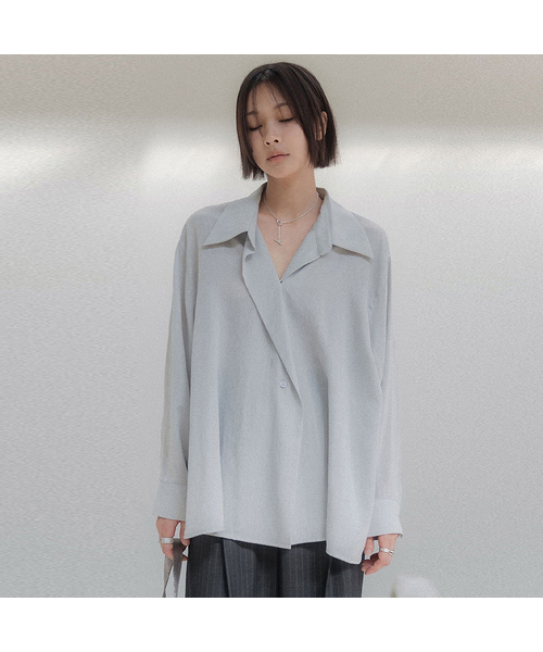 MEMUA(メムア)の「スフマートアシンメトリーブラウス(グレーシュブルー)(シャツ/ブラウス・レディース・ブラック/スカイブルー/カーキ/アイボリー・FREE)」の4枚目の写真