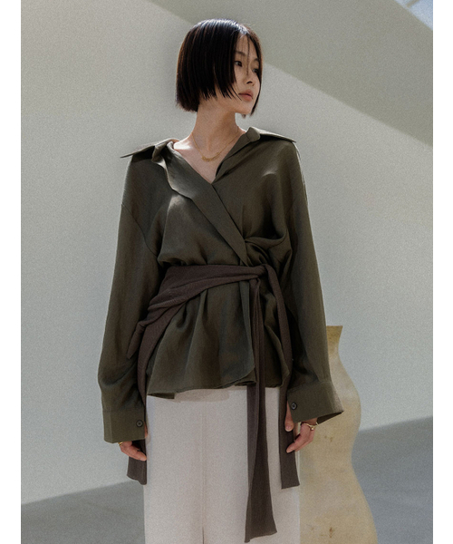 MEMUA(メムア)の「スフマートアシンメトリーブラウス(グレーシュブルー)(シャツ/ブラウス・レディース・ブラック/スカイブルー/カーキ/アイボリー・FREE)」の6枚目の写真