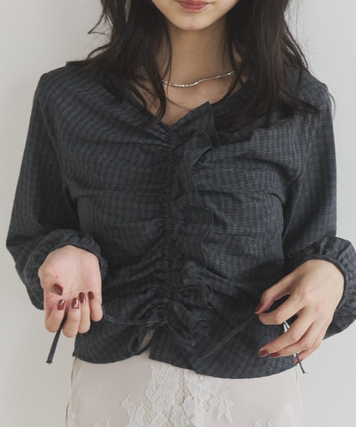 ELNEsoi(エルネソワ)の「シャーリングデザインチェックブラウス(シャツ/ブラウス・レディース・チャコールグレー/ブラウン・FREE)」の2枚目の写真