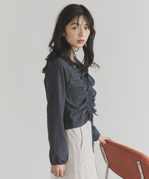 ELNEsoi(エルネソワ)の「シャーリングデザインチェックブラウス(シャツ/ブラウス・レディース・チャコールグレー/ブラウン・FREE)」の14枚目の写真