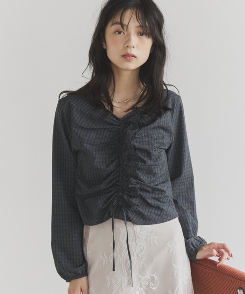 ELNEsoi(エルネソワ)の「シャーリングデザインチェックブラウス(シャツ/ブラウス・レディース・チャコールグレー/ブラウン・FREE)」の12枚目の写真