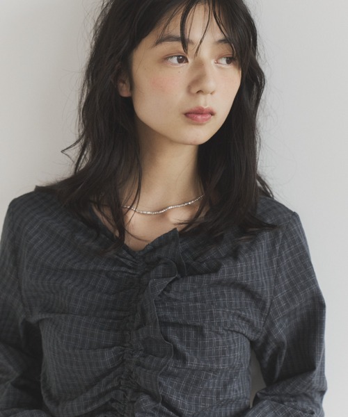 ELNEsoi(エルネソワ)の「シャーリングデザインチェックブラウス(シャツ/ブラウス・レディース・チャコールグレー/ブラウン・FREE)」の10枚目の写真