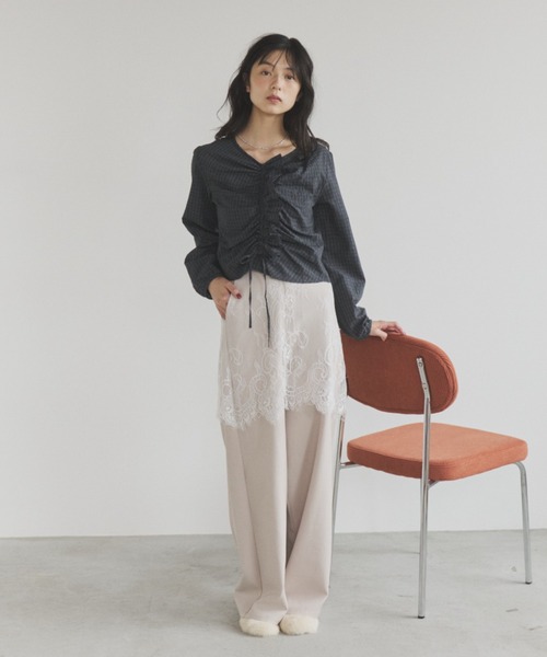 ELNEsoi(エルネソワ)の「シャーリングデザインチェックブラウス(シャツ/ブラウス・レディース・チャコールグレー/ブラウン・FREE)」の15枚目の写真