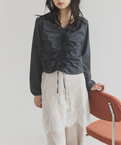 ELNEsoi(エルネソワ)の「シャーリングデザインチェックブラウス(シャツ/ブラウス・レディース・チャコールグレー/ブラウン・FREE)」の13枚目の写真