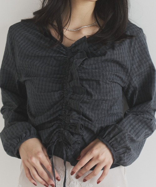 ELNEsoi(エルネソワ)の「シャーリングデザインチェックブラウス(シャツ/ブラウス・レディース・チャコールグレー/ブラウン・FREE)」の9枚目の写真